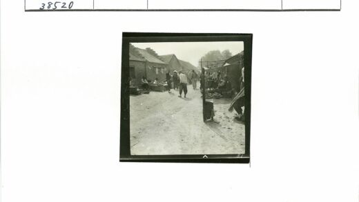 土路砖房市场摊位街景.jpg