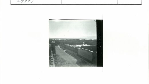土路蜿蜒土坯建筑间.jpg