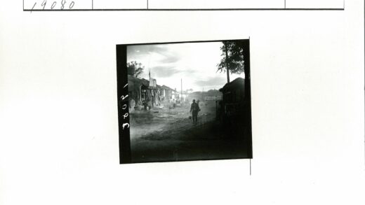 土路行人多云天空街景.jpg