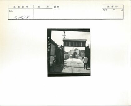 土路行人穿过拱门.jpg