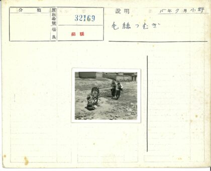 土路行人经过木轮与建筑.jpg