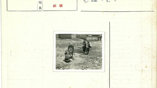 土路行人经过木轮与建筑.jpg