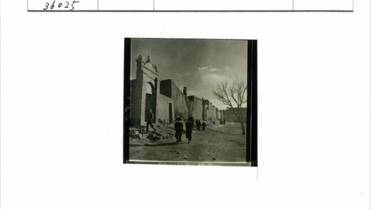 土路行人老建筑阴天枯树.jpg