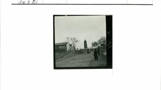 土路行人远望宝塔阴天.jpg