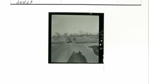 土路行车与冬日村庄景色.jpg