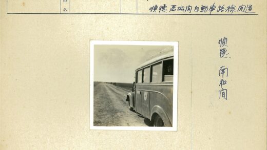 土路行驶的公共汽车与行人.jpg