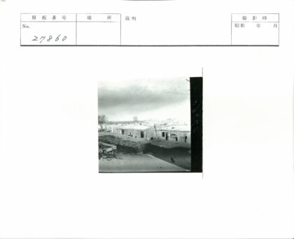 土路运河旁金属屋顶建筑与狗.jpg