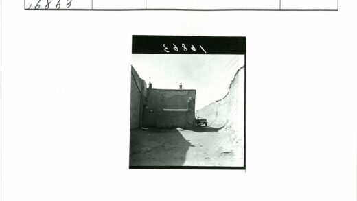 土路马车与建筑晴空.jpg