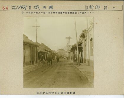 土路骑马人建筑街景.jpg