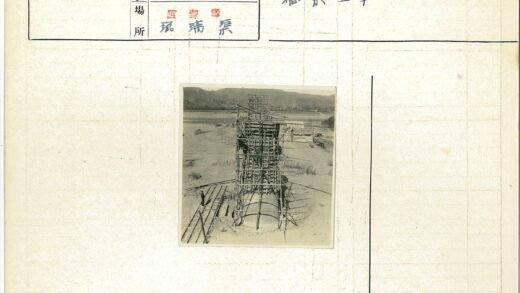 在建木架塔楼与群山背景.jpg