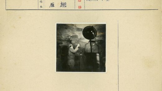 地下洞穴工作者与照明灯.jpg