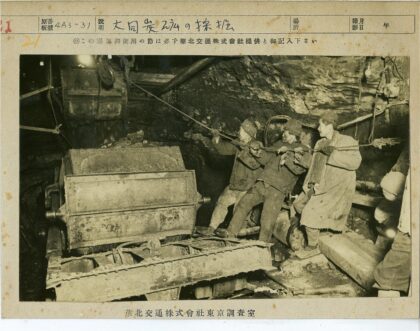 地下矿井工人操作机器实拍.jpg