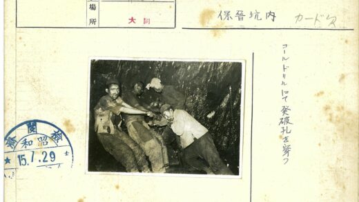 地下矿工操作大型钻机.jpg