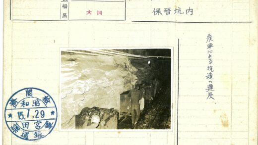 地下隧道矿工搬运矿车.jpg