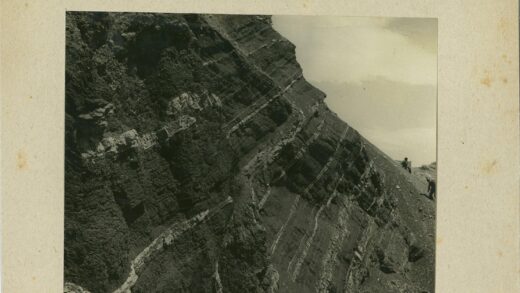 地质勘探者在陡峭岩层考察.jpg