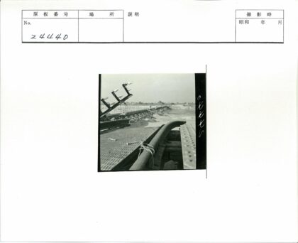 坍塌桥梁废墟与荒芜景观.jpg