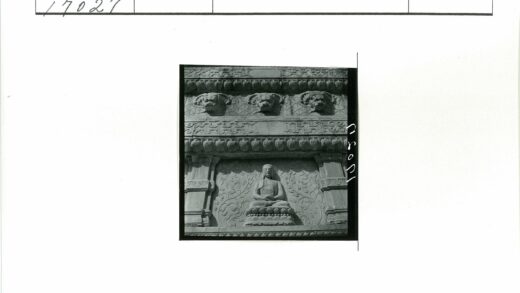 坐佛石雕与狮头花卉装饰.jpg