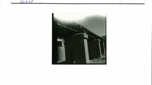 坚固桥柱与远山晴空.jpg