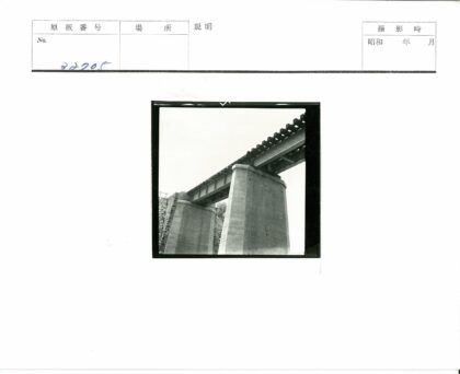 坚固石墙桥与晴空景色.jpg