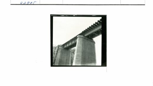 坚固石墙桥与晴空景色.jpg