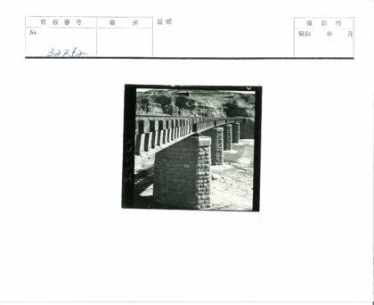 坚固砖柱桥横跨干涸河床.jpg