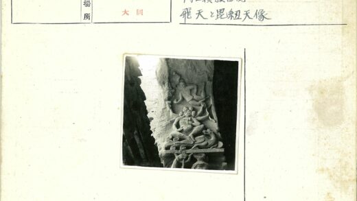 垂直岩壁人物鸟形石雕.jpg