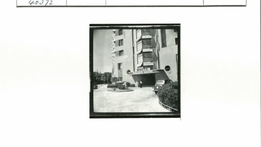 埃奇沃特大厦正门几何建筑.jpg