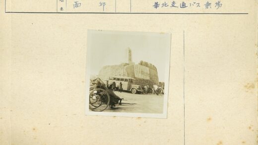 城堡前的老式公交与黄包车.jpg