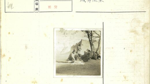 城墙废墟下的人群聚会.jpg