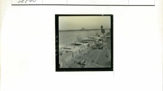 城墙边定居点与守卫塔景观.jpg