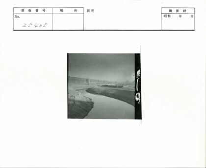 城墙边流淌的宁静河流.jpg
