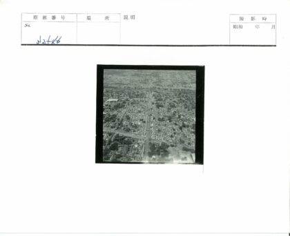 城市主干道鸟瞰与绿色田野景观.jpg