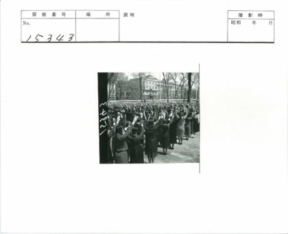 城市人群集体举手活动.jpg