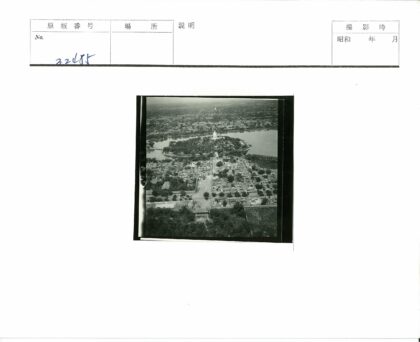 城市公园白塔与住宅景观.jpg