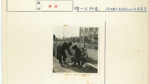 城市公园长椅上的家庭时光.jpg