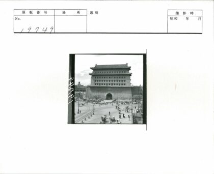城市十字路口的传统大门与电车轨道.jpg