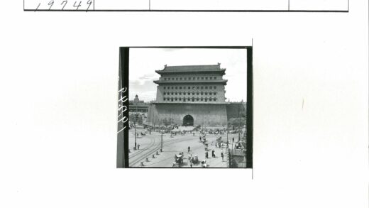 城市十字路口的传统大门与电车轨道.jpg