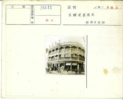 城市多层建筑与繁忙街道生活.jpg