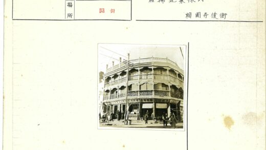 城市多层建筑与繁忙街道生活.jpg