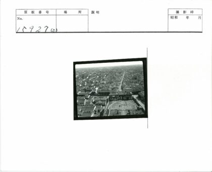 城市屋顶与广场人群俯瞰图.jpg
