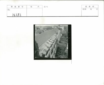 城市屋顶俯瞰街道与汽车.jpg