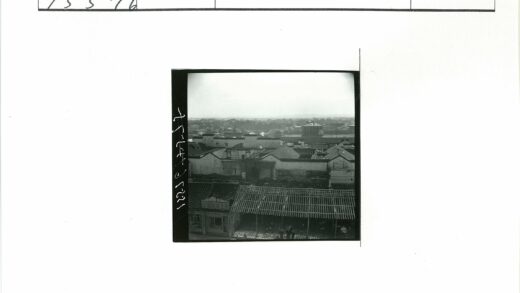 城市屋顶瓦片建筑群远景.jpg