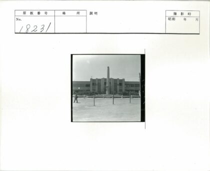 城市工厂前开阔广场.jpg