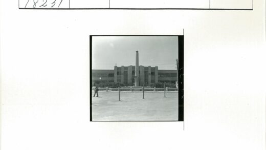 城市工厂前开阔广场.jpg