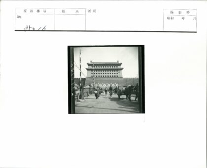 城市建筑与行人交通景象.jpg