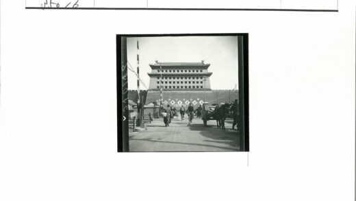 城市建筑与行人交通景象.jpg