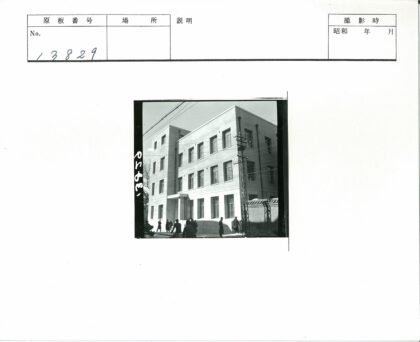 城市建筑与行人街景.jpg