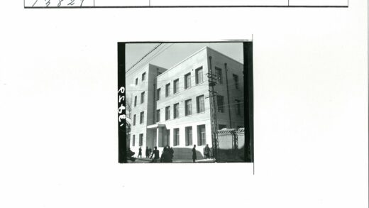 城市建筑与行人街景.jpg