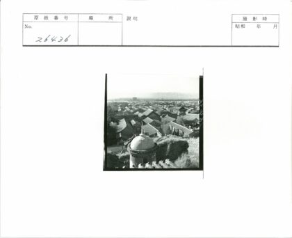城市建筑圆顶与远山景观.jpg