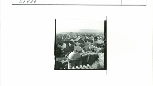 城市建筑圆顶与远山景观.jpg